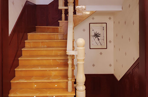 樊城中式别墅室内汉白玉石楼梯的定制安装装饰效果