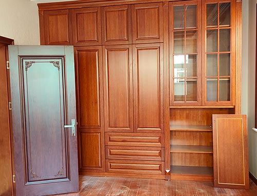 樊城中式家庭装修里定制的实木衣柜效果图
